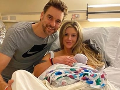 Pau Gasol, Catherine McDonald y su hija, Elisabet Gianna Gasol.