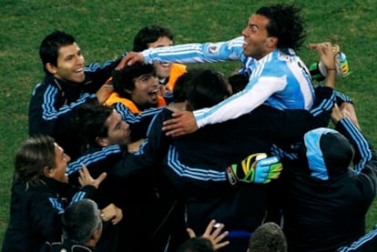 Carlos Tévez celebra juntos a sus compañeros el segundo gol contra México.