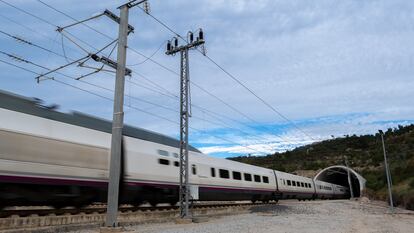 Un tren de alta velocidad en el túnel del Perthus, en la línea Perpignan-Figueres.