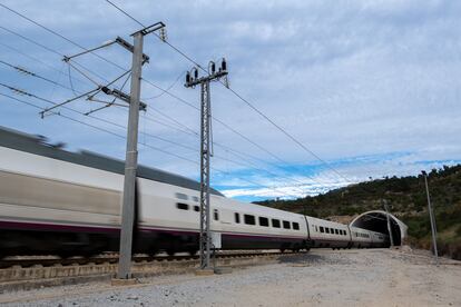 Un tren de alta velocidad en el túnel del Perthus, en la línea Perpignan-Figueres.