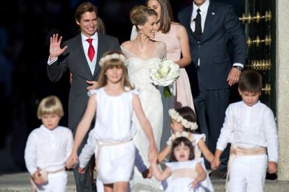 Carlos Baute el día de su boda con Astrid Klisans, vestida de Manuel Mota.