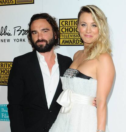 <p>Kaley Cuoco y Johnny Galecki son otro ejemplo de cómo se puede mantener una buena relación con una expareja que a la vez es compañero de trabajo. </p> <br> <p> <p> Es más, a pesar de que su relación terminó en 2010, sus dos personajes en la serie ‘Big Bang Theory’ llegan a pasar por el altar. Cuando la actriz se comprometió en enero de 2014, el actor dijo estar “muy, muy feliz por ella. Ella es muy feliz, lo que me hace terriblemente feliz”, dijo Galecki.</p> <br> <p>