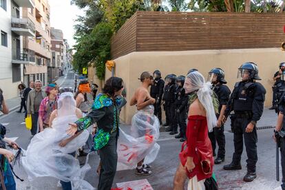 Manifestantes contra el desfile de Louis Vuitton.