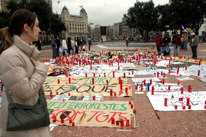 13 de marzo de 2004. Barcelona. Ofrendas de velas y flores con pancartas depositadas en la Plaza de Catalunya en memoria de las víctimas de los atentados del 11-M.