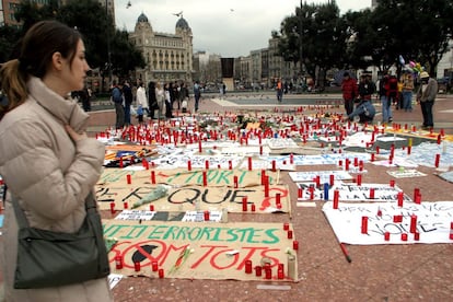 13 de marzo de 2004. Barcelona. Ofrendas de velas y flores con pancartas depositadas en la Plaza de Catalunya en memoria de las víctimas de los atentados del 11-M.