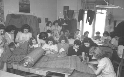 Trabajadoras en el taller de Modas Monic, en abril de 1944.