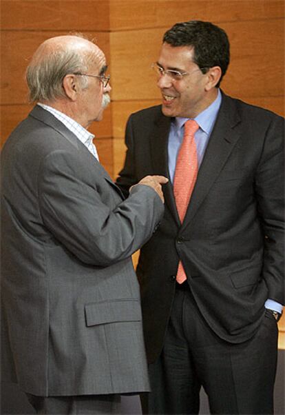 El diputado de la Chunta José Antonio Labordeta conversa con el secretario de Comunicación, Fernando Moraleda.