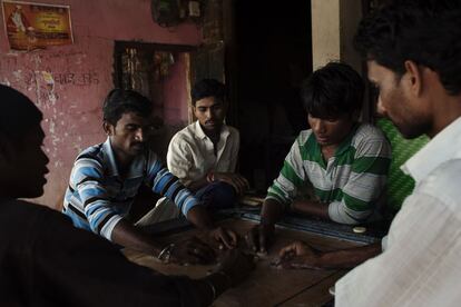 Varios hombres juegan al &lsquo;carrom&#039;, t&iacute;pico en la India. En poblados agr&iacute;colas como Bodhali, muchos hombres tienen poco que hacer durante la &eacute;poca entre cosechas mientras sus mujeres siguen trabajando en la casa y ocup&aacute;ndose de los ni&ntilde;os.