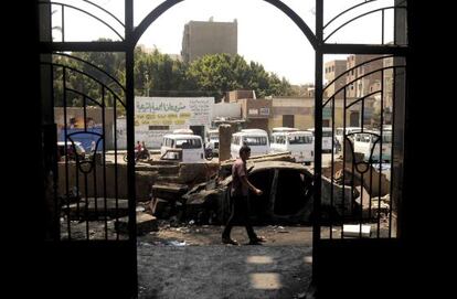 Una comisar&iacute;a de polic&iacute;a arrasada en Giza, El Cairo.