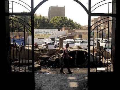 Una comisar&iacute;a de polic&iacute;a arrasada en Giza, El Cairo.