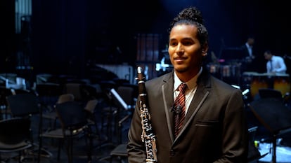 El clarinetista Carlos González, de la banda Juvenil de la Orquesta Filarmónica de Bogotá, en Bogotá, el 2 de agosto de 2022.