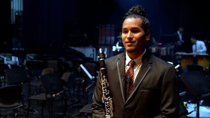 El clarinetista Carlos González, de la banda Juvenil de la Orquesta Filarmónica de Bogotá, en Bogotá, el 2 de agosto de 2022.