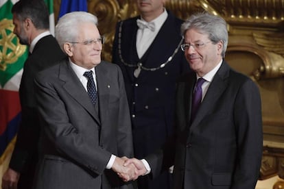 Sergio Mattarella (i) estrecha la mano de Paolo Gentiloni, este jueves