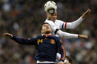 Xabi Alonso y Henry intentan cabecear la pelota