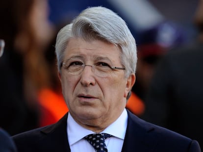 "De dinero no hablo, y menos con una mujer", declaró el empresario y presidente del Atlético de Madrid Enrique Cerezo.