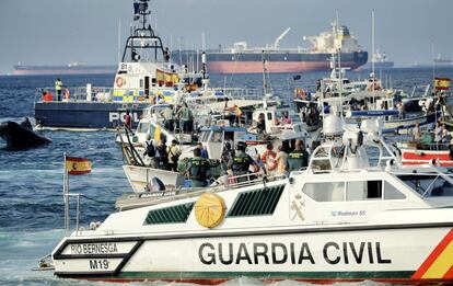 Fuerzas de la Guardia Civil observan desde la patrullera Rio Bernesga, el desarrollo de la protesta de los pescadores de la bahía de Algeciras