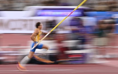 El atleta sueco, Armand Duplantis, durante la carrera para su salto. 