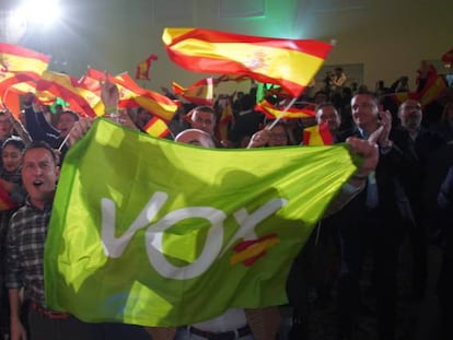 Seguidores do Vox comemoram os resultados.