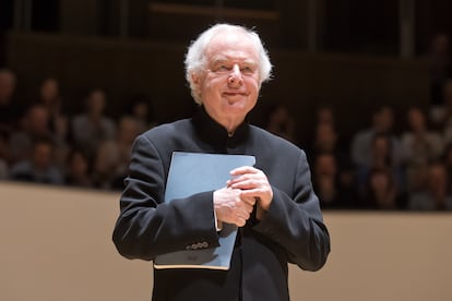 András Schiff agradece os aplausos no final do concerto enquanto segura a partitura do segundo volume de O Cravo Bem Temperado.
