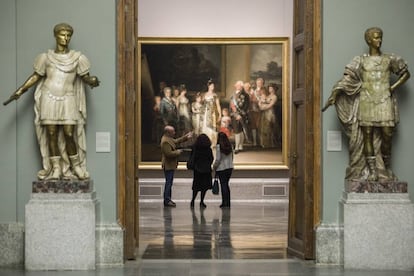 Un guía explica 'La familia de Carlos IV', de Goya, durante una visita privada en marzo en el Museo del Prado.