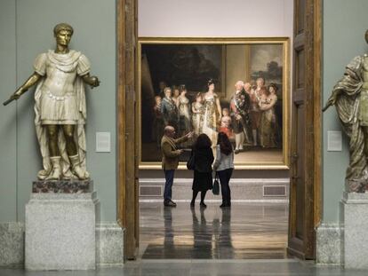 Un guía explica 'La familia de Carlos IV', de Goya, durante una visita privada el pasado año, en el Museo del Prado.