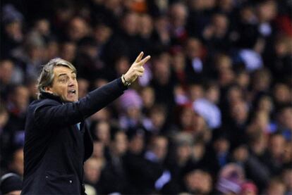 Mancini da instrucciones en el duelo ante el Liverpool.