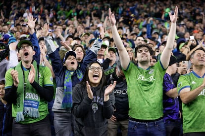 Aficionados de los Seattle Sounders celebran la victoria frente a los Pumas de Ciudad de México.