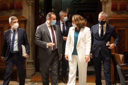 Ada Colau, conversando con José Luis Ábalos, este jueves.