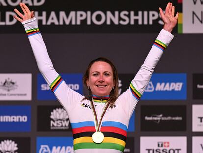 Annemiek Van Vleuten celebra su triunfo en los Mundiales de Ciclismo este sábado.