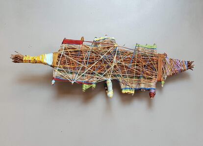 'Radeau (Balsa), 2019-2020'. Cestería a partir de tallos de sauce llorón, tronquitos de árboles, cuerda de lino e hilos orgánicos de colores.