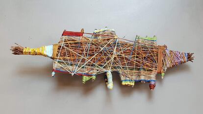 'Radeau (Balsa), 2019-2020'. Cestería a partir de tallos de sauce llorón, tronquitos de árboles, cuerda de lino e hilos orgánicos de colores.