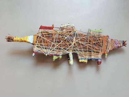 'Radeau (Balsa), 2019-2020'. Cestería a partir de tallos de sauce llorón, tronquitos de árboles, cuerda de lino e hilos orgánicos de colores.