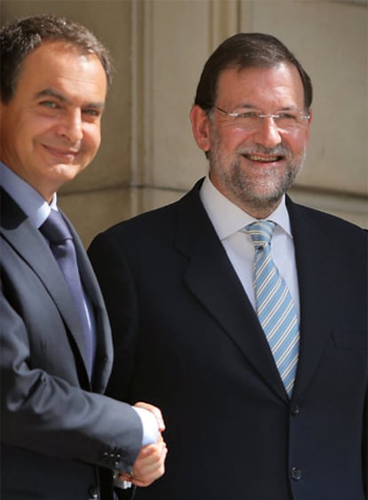 Zapatero y Rajoy posan en La Moncloa antes de su entrevista.