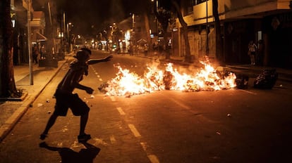 Manifestante durante protesto contra o Governo Temer, em 11 de novembro, no Rio de Janeiro.