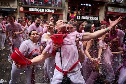 Los instantes posteriores al chupinazo, donde la euforia y la camaradería reinan en la Plaza del Ayuntamiento.