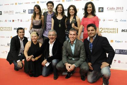 Carolina Cubillo, con el trofeo en la mano, junto a parte del equipo de <i>Callejeros.</i>