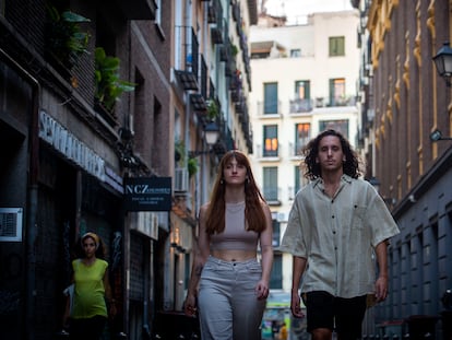 Julia Ballarín y Pablo Calvo, en las calles del barrio madrileño de La Latina.