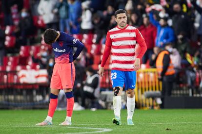 João Félix lamenta el segundo gol del Granada, obra de Jorge Molina, a la derecha.