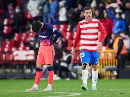 João Félix lamenta el segundo gol del Granada, obra de Jorge Molina, a la derecha.