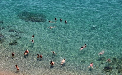 Bañistas en la playa de la Vinyeta, en Calella (Barcelona).