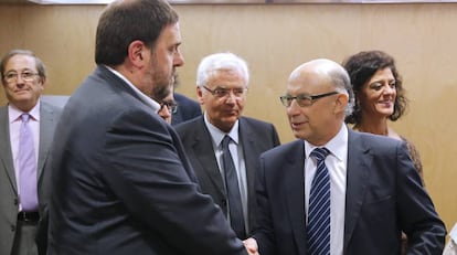 Cristóbal Montoro saluda al vicepresidente catalán, Oriol Junqueras.