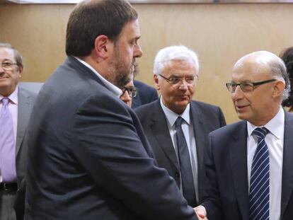 Cristóbal Montoro saluda el vicepresident català, Oriol Junqueras.