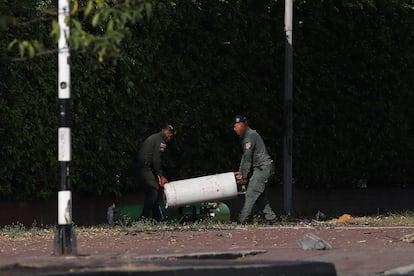 Uno de los cilindros lanzados cayó en el antejardín de una casa, pues la base aérea está rodeada de barrios residenciales.
