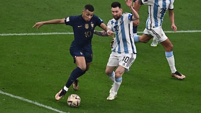 France's forward #10 Kylian Mbappe fights for the ball with Argentina's forward #10 Lionel Messi during the Qatar 2022 World Cup final football match between Argentina and France at Lusail Stadium in Lusail, north of Doha on December 18, 2022. (Photo by Jewel SAMAD / AFP)