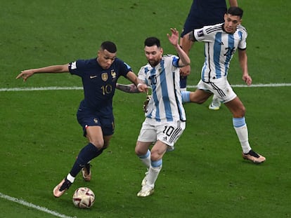 France's forward #10 Kylian Mbappe fights for the ball with Argentina's forward #10 Lionel Messi during the Qatar 2022 World Cup final football match between Argentina and France at Lusail Stadium in Lusail, north of Doha on December 18, 2022. (Photo by Jewel SAMAD / AFP)
