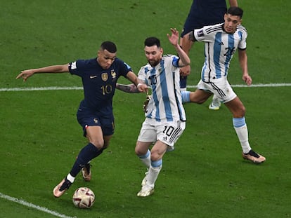 France's forward #10 Kylian Mbappe fights for the ball with Argentina's forward #10 Lionel Messi during the Qatar 2022 World Cup final football match between Argentina and France at Lusail Stadium in Lusail, north of Doha on December 18, 2022. (Photo by Jewel SAMAD / AFP)