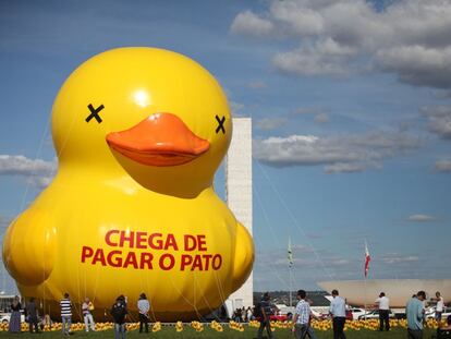 Una protesta contra Rousseff,  en el Congreso de Brasil con el lema &#039;Deja de pagara el pato&#039;.