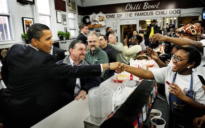 Un día helado sábado de enero de 2009, el todavía presidente electo Barack Obama almorzó con el entonces alcalde de Washington D.C. Adrian Fenty en el local. Obama estrechó la mano al personal y pidió un perrito ahumado con chile y queso.