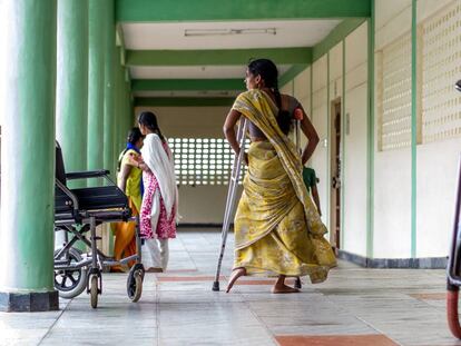 Una chica que padece par&aacute;lisis a consecuencia de la polio pasea con sus muletas por un centro de formaci&oacute;n profesional para mujeres pobres y con discapacidad de la Fundaci&oacute;n Vicente Ferrer en Anantapur, India.