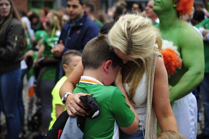 El llanto de un niño irlandés tras la derrota contra Francia. 